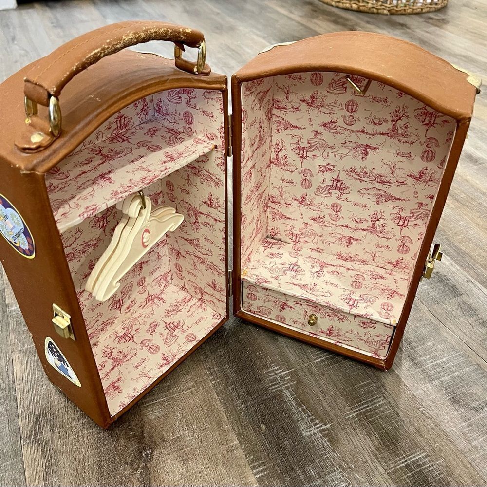 Muffy VanderBear Travel Trunk with 5 outfits and dog Lulu - Picture 5 of 9
